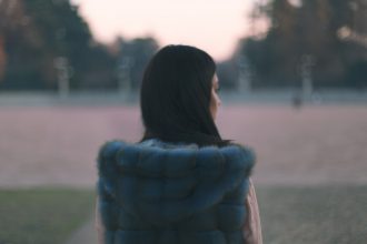 pelliccia con cappuccio indossata da lady fur