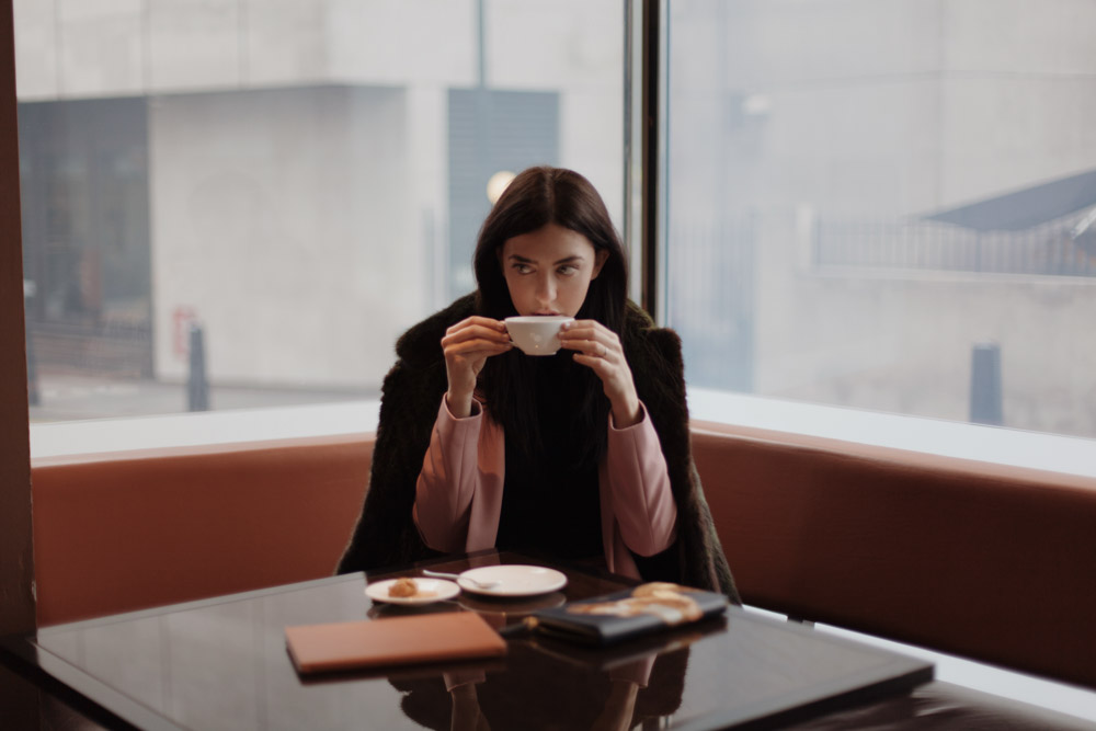 lady fur beve il te con pelliccia di visone verde