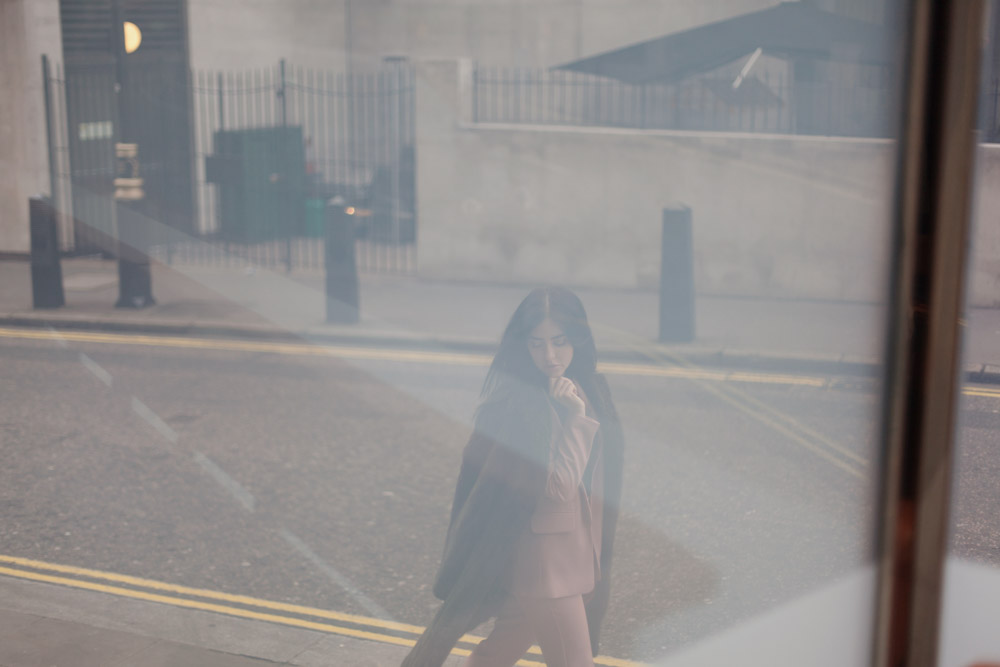 lady fur indossa una pelliccia di de carlis di visone verde