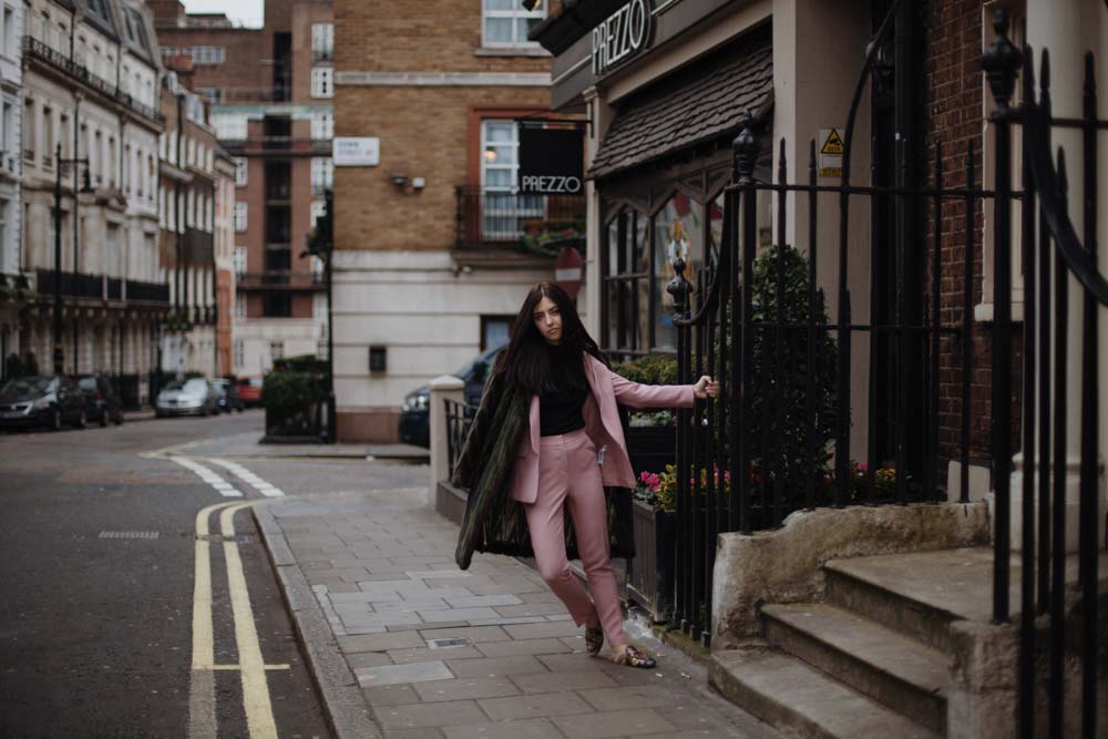 cammina per londra con pelliccia di de carli