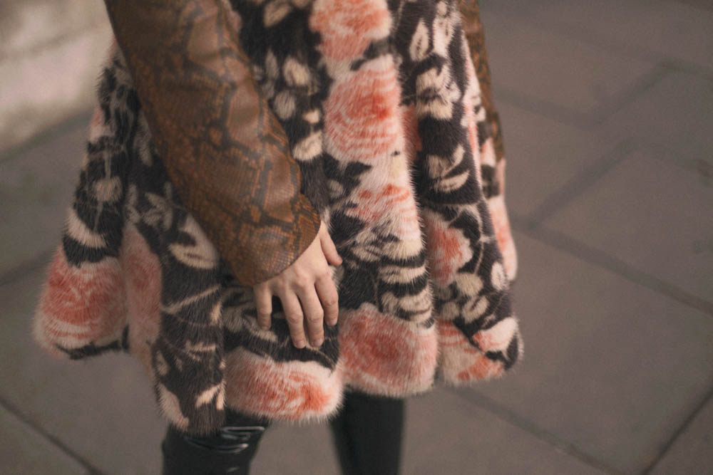 dettaglio della gonna in pelliccia della giacca in pitone