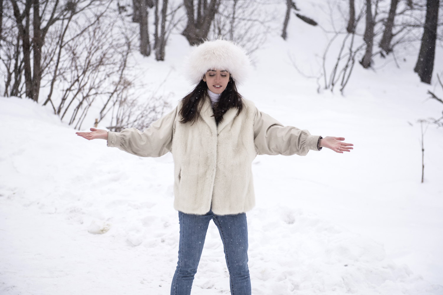 lady fur in montagna pellicca bianca